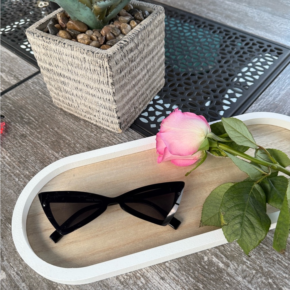 Chic Black Cat-Eye Sunglasses🤍
